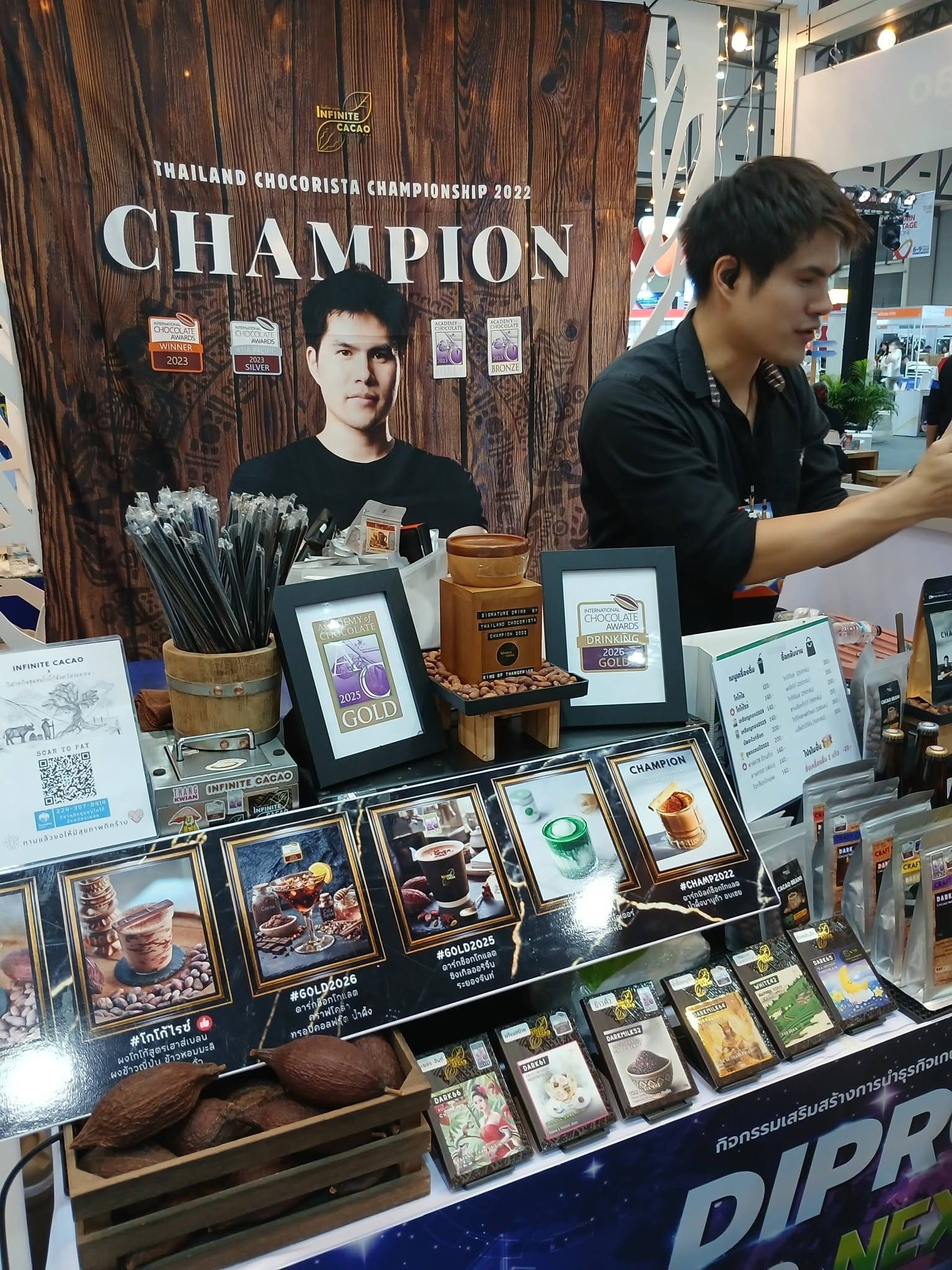 อาร์มที่บูธ Infinite Cacao พร้อมรางวัลและป้ายวิสาหกิจชุมชนโกโก้ระยอง